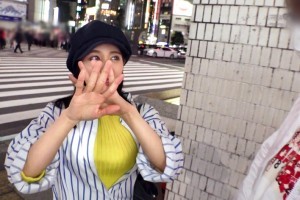 在美女的腿下看大门图[未删减]电影海报