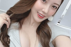 三亚俄罗斯比基尼美女[免费]电影海报